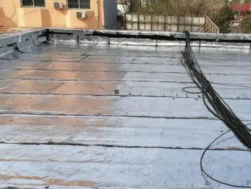临洮卫生间漏水维修公司分享下临洮屋面楼顶防水刚性防水层施工要点。
